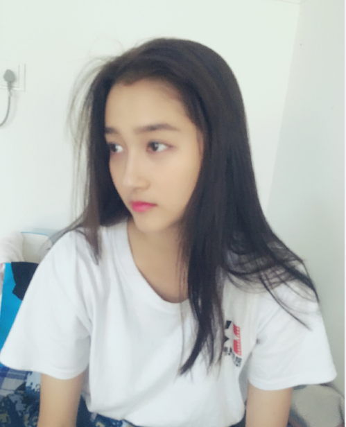 关晓彤军训结束心情佳 晒美照吃火锅与网友互动