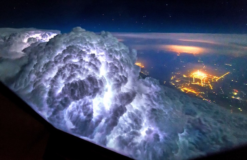 飞行员高空拍摄壮丽天象 如梦如幻似科幻大片--扬子晚报网