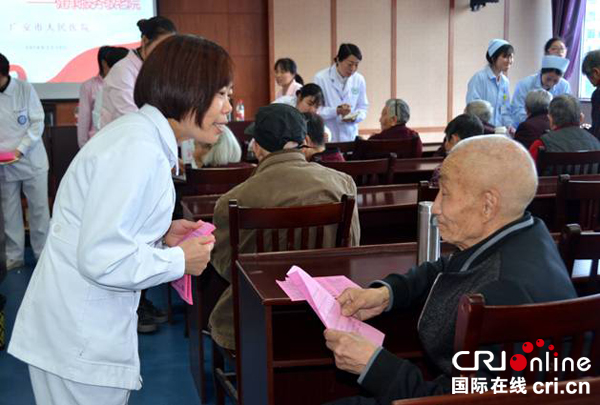 图片默认标题_fororder_护理人员宣讲健康知识