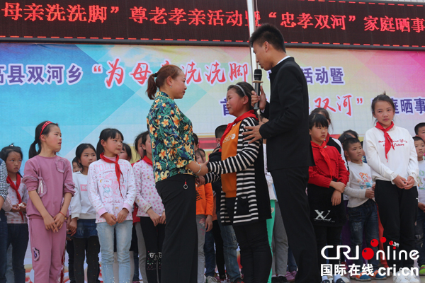 图片默认标题_fororder_4孩子们上台与家长、老师互动