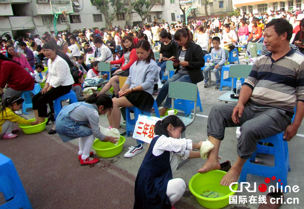 图片默认标题_fororder_5儿女为父母亲洗脚