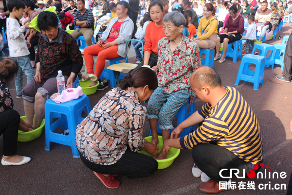 图片默认标题_fororder_6儿女为父母亲洗脚