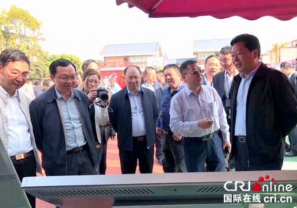 图片默认标题_fororder_宜宾市委书记刘中伯（右一）观看乡村公路导航图，现在进村再也不会迷路-（摄影何芳）