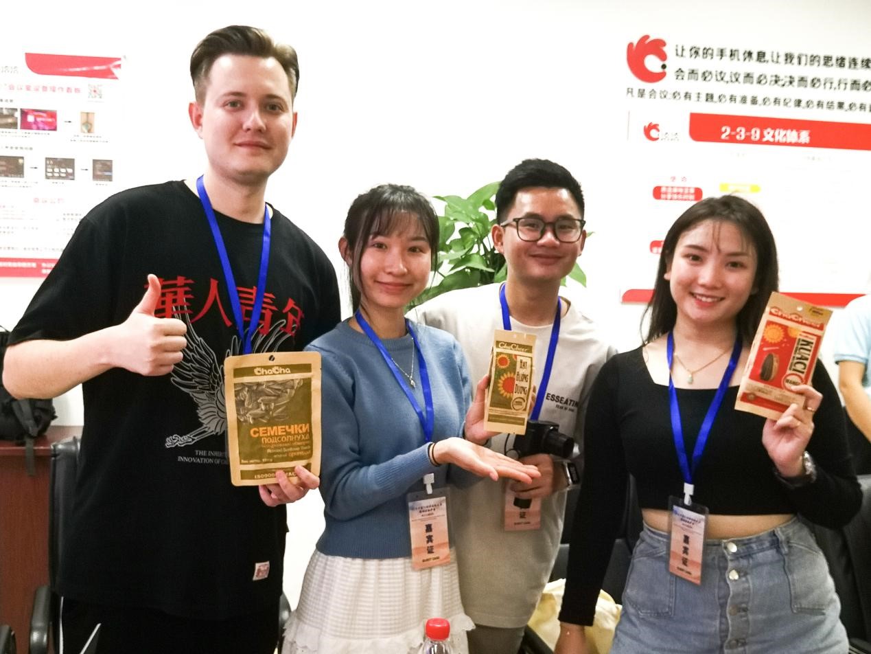 【2023打卡中国】“快乐的味道” 外国网红走进洽洽瓜子_fororder_4