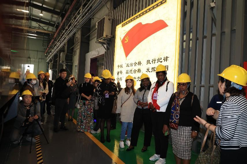 【“外眼”看西铁 “陕耀”新丝路】火车“急诊”紧邻“4S店” 大使夫人沉浸式了解 “钢人铁马”_fororder_图片13