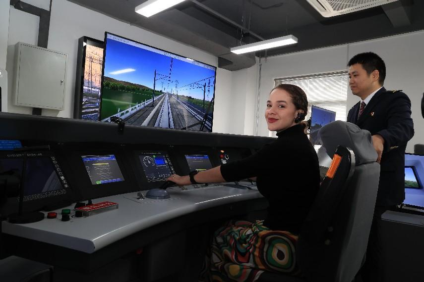 【“外眼”看西铁 “陕耀”新丝路】火车“急诊”紧邻“4S店” 大使夫人沉浸式了解 “钢人铁马”_fororder_图片14