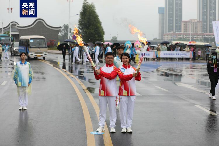 30位火炬手参与 全国首届学青会火炬在广西来宾传递