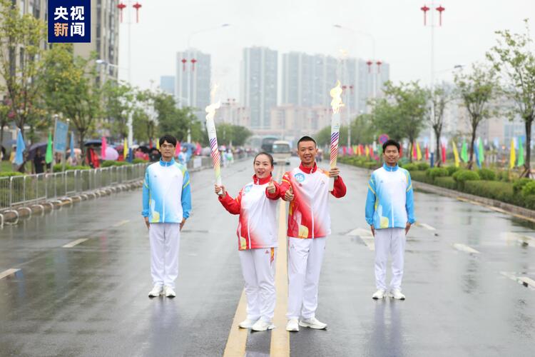 30位火炬手参与 全国首届学青会火炬在广西来宾传递