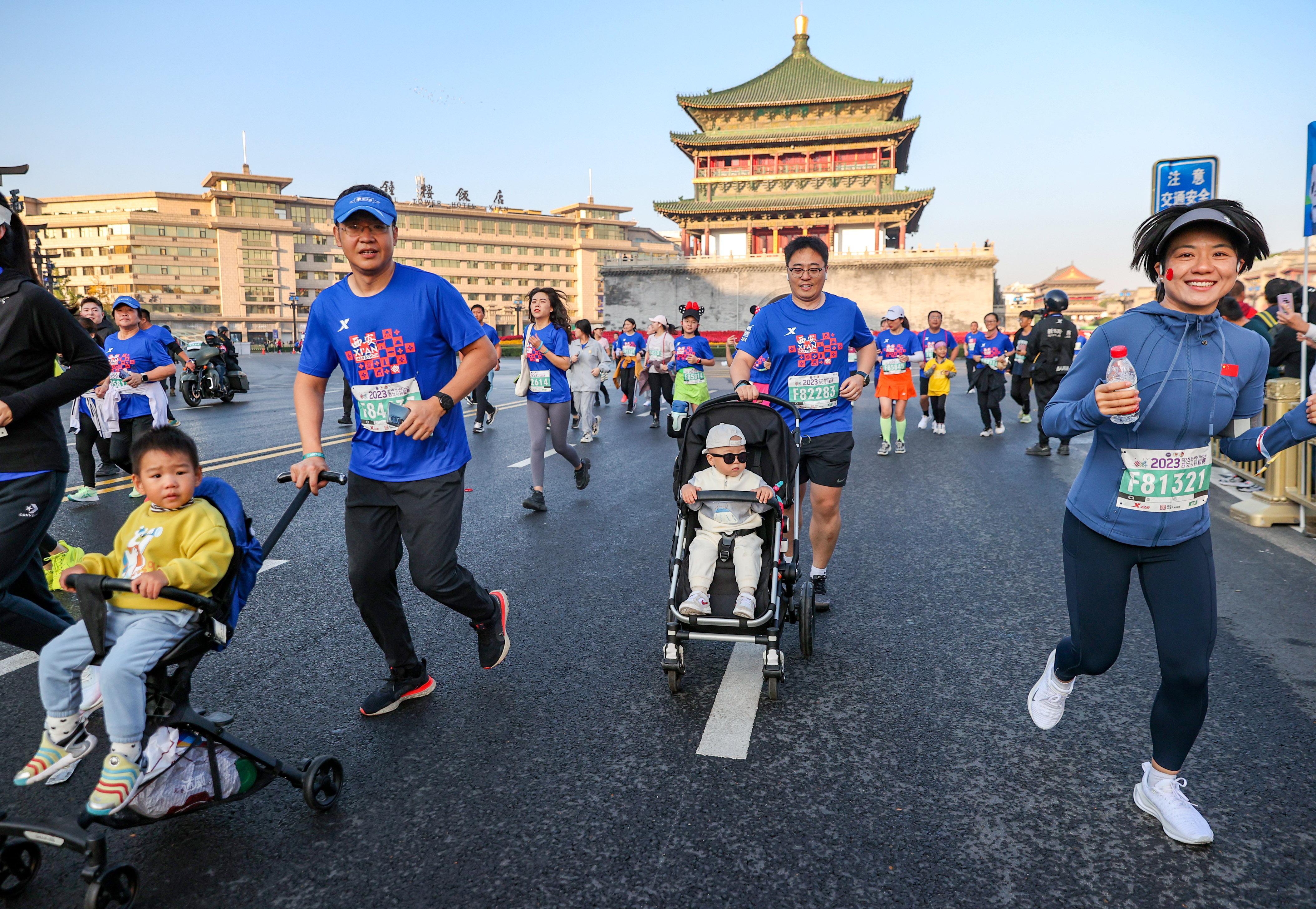 2023西安马拉松赛活力开跑