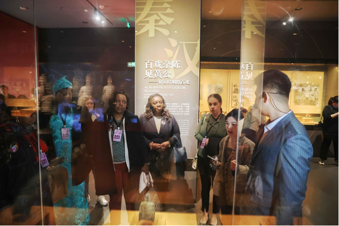 Ambassadors' Wives Visit Century-Old Yisu Theater, Get a Taste of Shaanxi Culture_fororder_图片 2