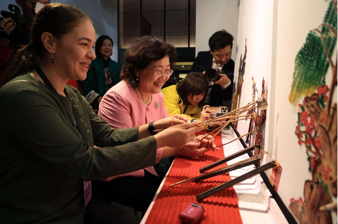 Ambassadors' Wives Visit Century-Old Yisu Theater, Get a Taste of Shaanxi Culture_fororder_图片 4