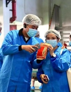 【2023打卡中国】外国网红打卡洽洽透明工厂 揭秘“快乐源泉”的生产过程（视频）