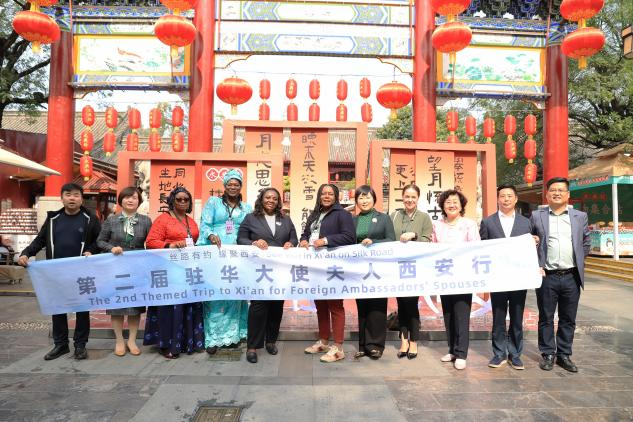 Les épouses des ambassadeurs visitent Yongxingfang de Xi'an : une Chang'an chaleureuse d'un charme inédit_fororder_图片9