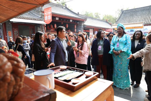 Les épouses des ambassadeurs visitent Yongxingfang de Xi'an : une Chang'an chaleureuse d'un charme inédit_fororder_图片14