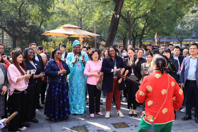 Les épouses des ambassadeurs visitent Yongxingfang de Xi'an : une Chang'an chaleureuse d'un charme inédit_fororder_图片10