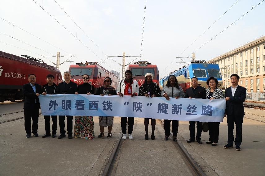 To the Train "Emergency Room" and Neighbouring "4S Store" - Ambassadors' Wives Had an Immersive Learning Trip of the "Steel Man and Iron Horse"_fororder_图片4