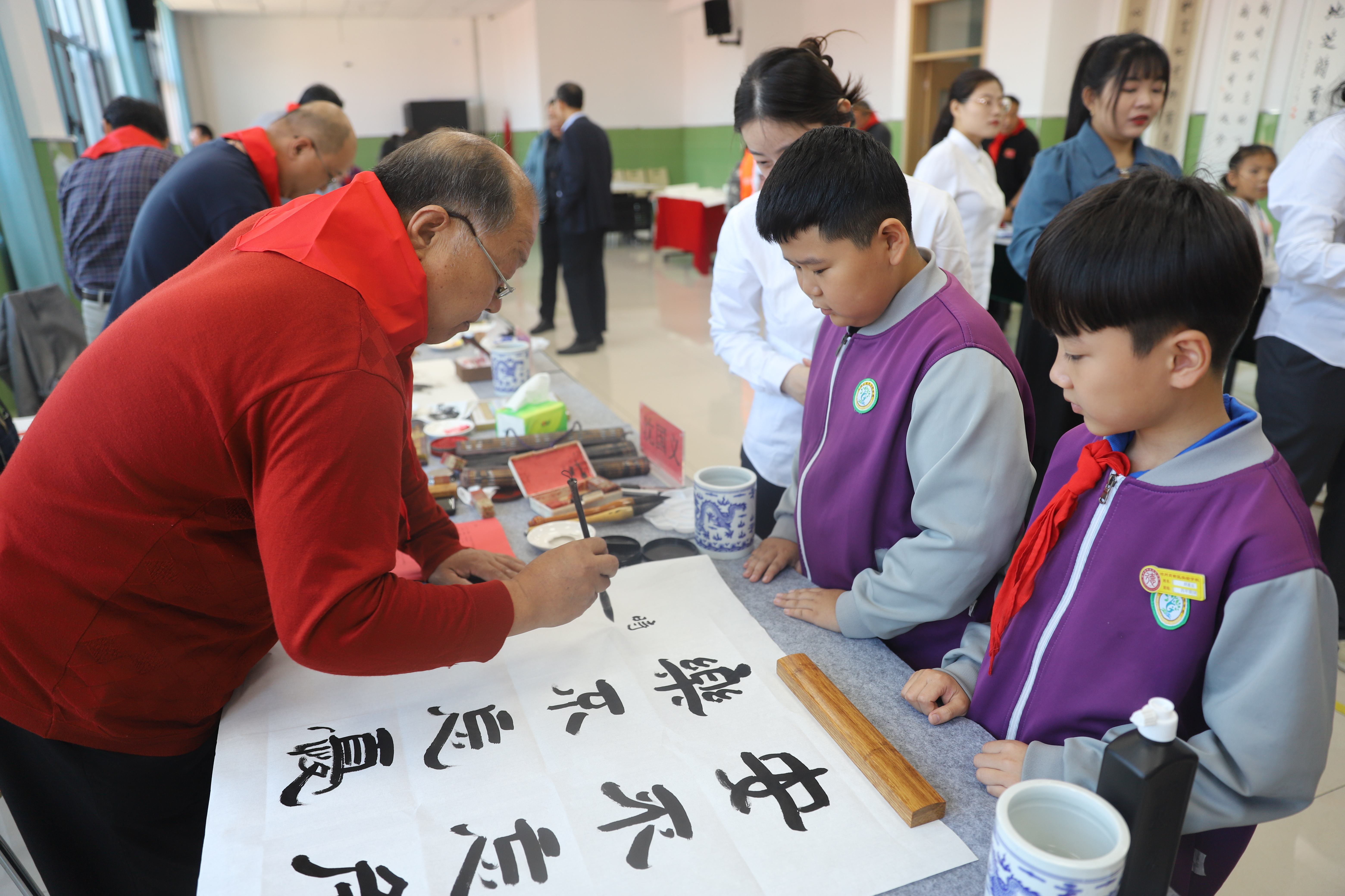 河北沧州:书画进校园 翰墨润心田_fororder_图片1