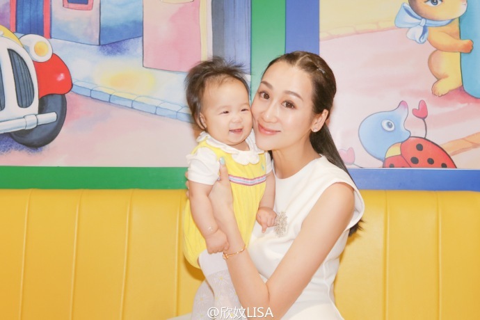 陈浩民妻子独自为儿子庆生 四个孩子出境 陈浩