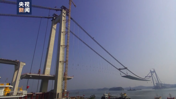 广西龙门大桥已毕重量超1500吨边跨钢箱梁全部吊装