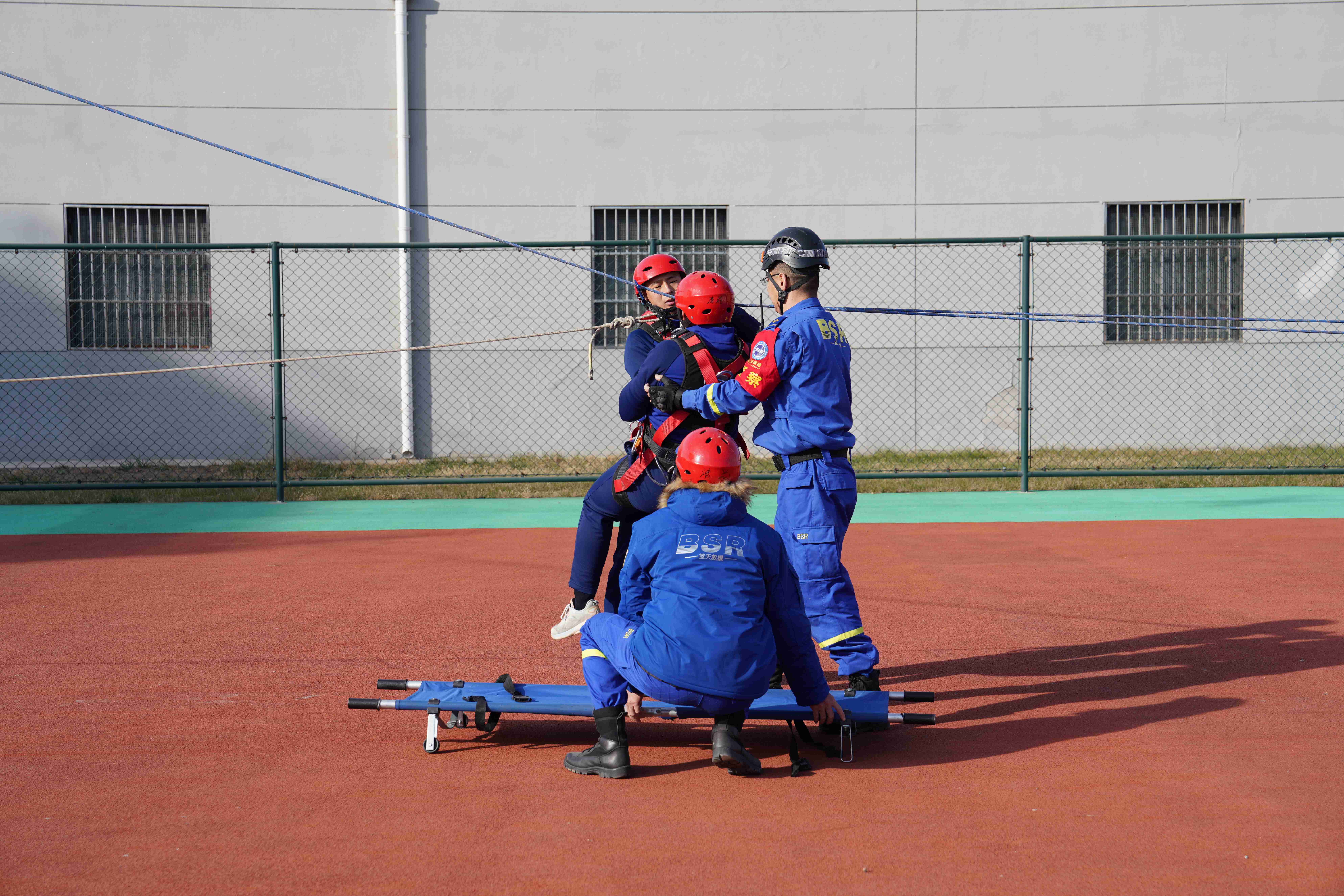 河北清苑:开展应急救援集训 提升事故处置能力_fororder_保定市蓝天救援队清苑组队员演示绳索救援。 摄影 王磊