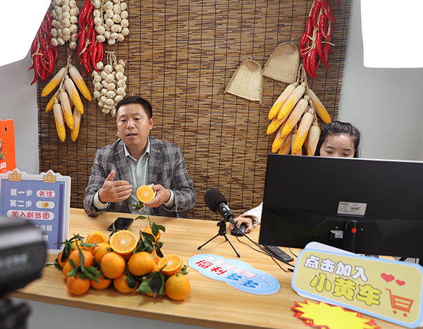 眉山丹棱:又到桔橙成熟季 电商助力融合发展_fororder_龙鹄村自建的电商直播间-供图-丹棱县委宣传部