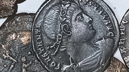 意大利撒丁岛附近海中发现数万枚古钱币