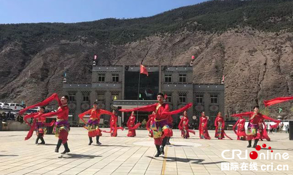 图片默认标题_fororder_2、演员们舞姿曼妙