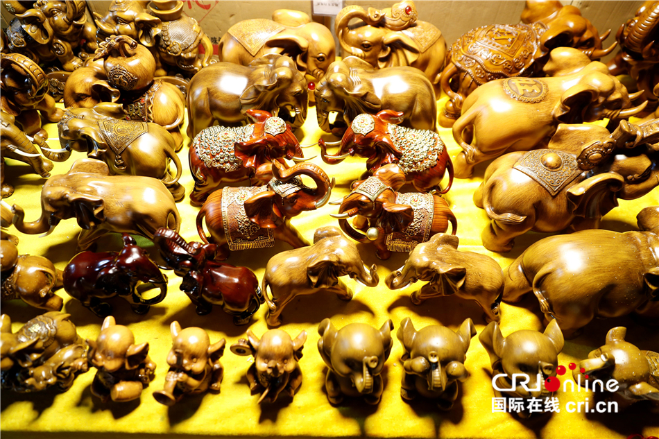 两岸媒体人打卡告庄西双景夜市  感受西双版纳“夜经济”_fororder_f7fd10c9d33646f3aaa1e1deba9d657e