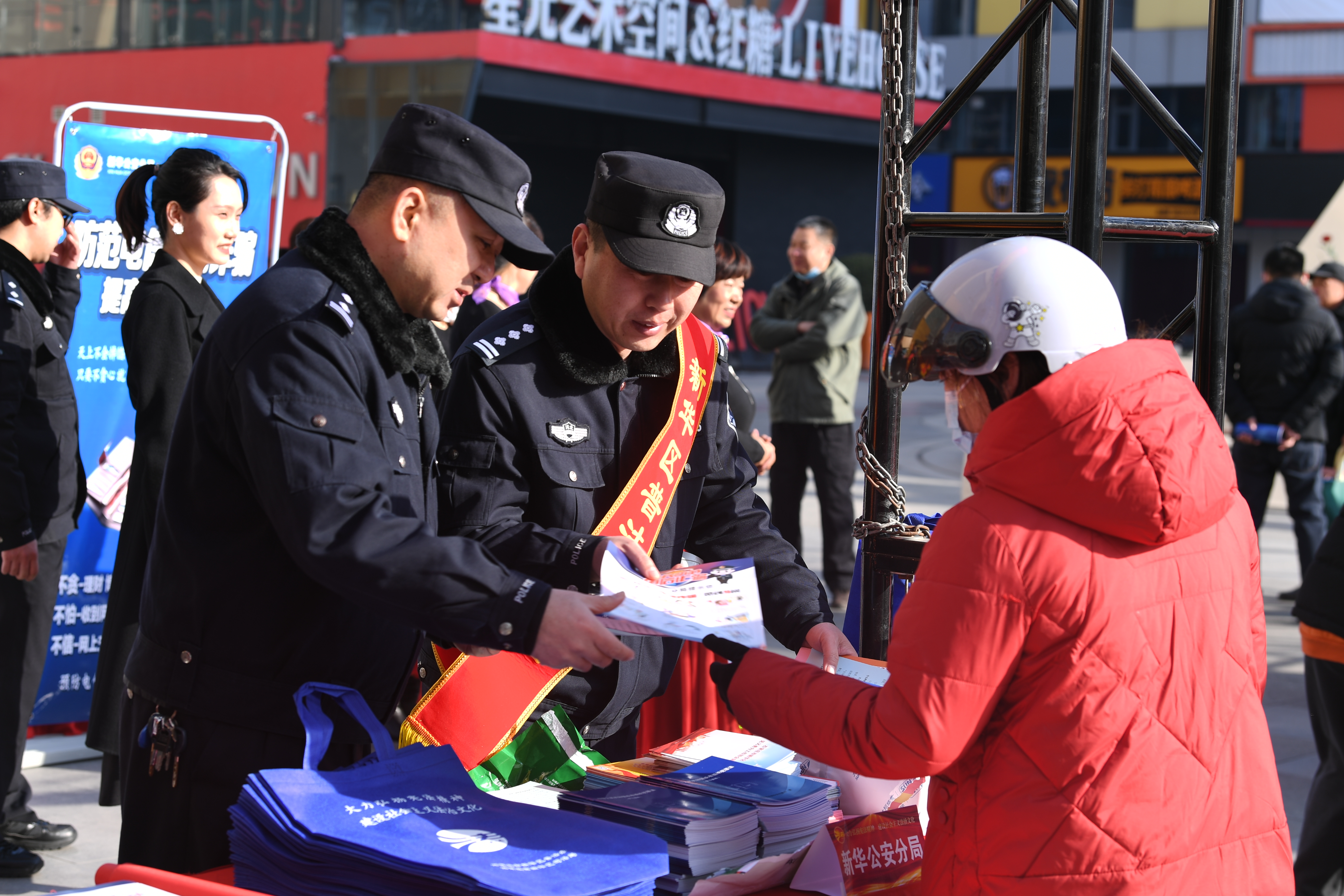 石家庄市新华区开展国家宪法日主题宣传活动_fororder_微信图片_20231204160812