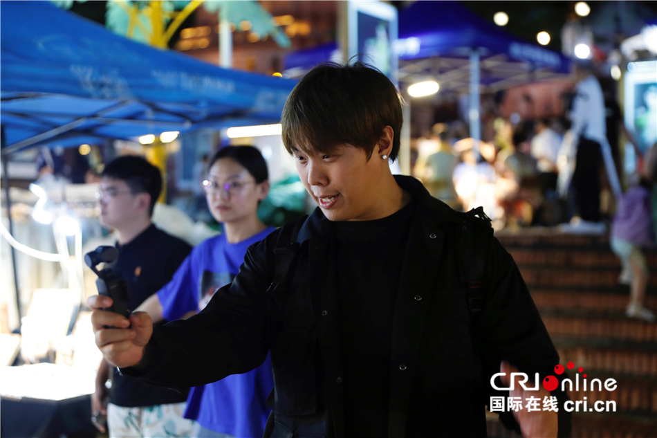 两岸媒体人打卡告庄西双景夜市  感受西双版纳“夜经济”_fororder_78033a62965347df8e54b6e57b66e493