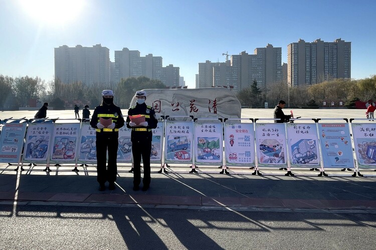 河北清苑:“文明交通”助力文明城区创建_fororder_清苑交警在公园发放交通安全宣传资料。清苑区委宣传部供图