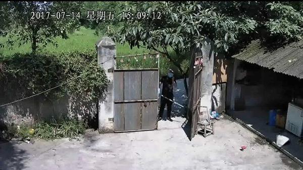 村干部举报垃圾非法倾倒后频遭报复 家深夜被打砸