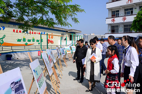 图片默认标题_fororder_专家组参观学生漫画