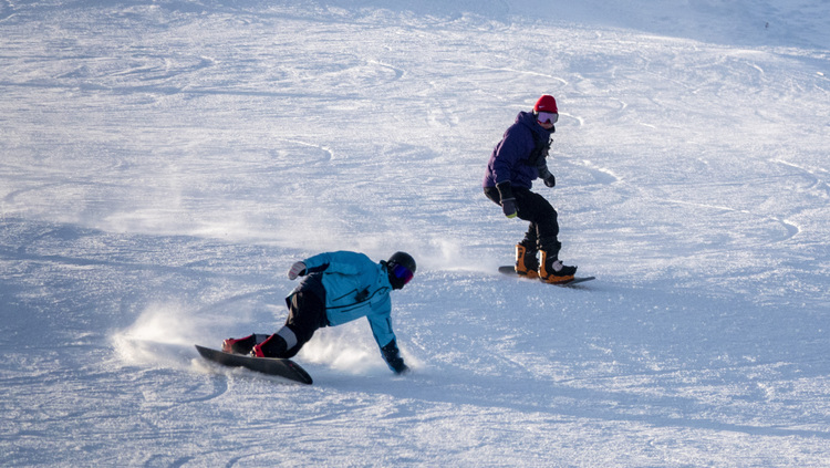“中国冰雪之都”牙克石：冰雪经济释放发展“热效应”_fororder_图为12月7日，滑雪爱好者在牙克石凤凰山滑雪场体验滑雪项目。 (7)