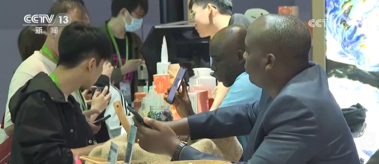 亮点纷呈 成果丰硕……进博会采购商“购物车”兼具“烟火气”和科技感