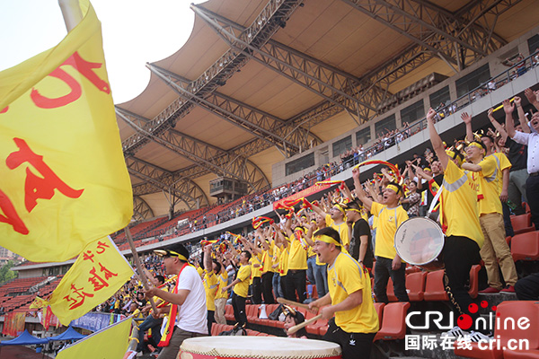 图片默认标题_fororder_进球时球迷欢呼雀跃（摄影-冯常英）