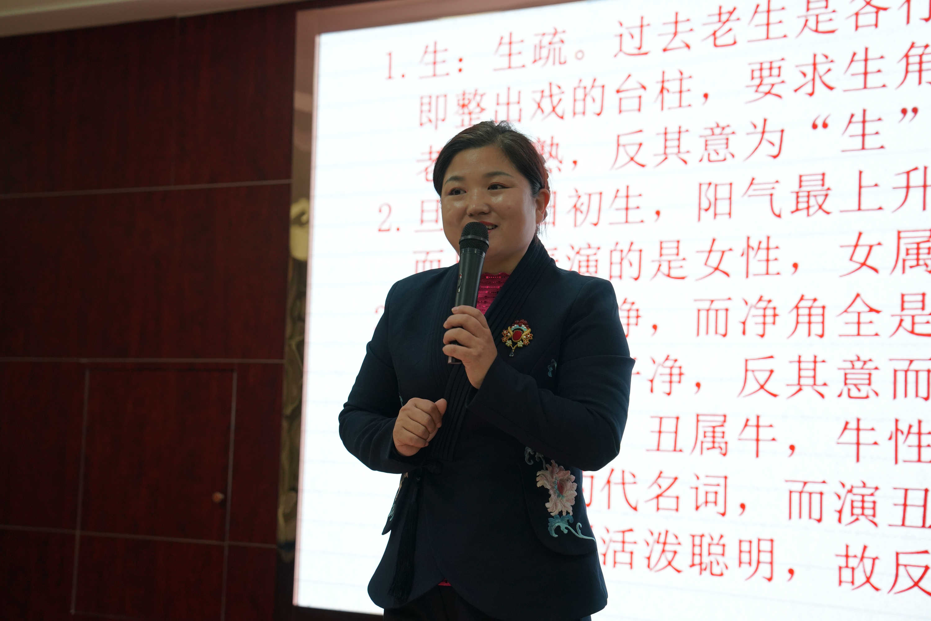 河北清苑:戏曲文化进校园 传统文化有传承_fororder_保定艺术学校老师为学生讲授戏曲行当。摄影 王磊