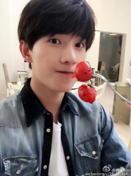 杨洋唐嫣杨幂赵丽颖何炅 谁才是娱乐圈的“自拍达人”