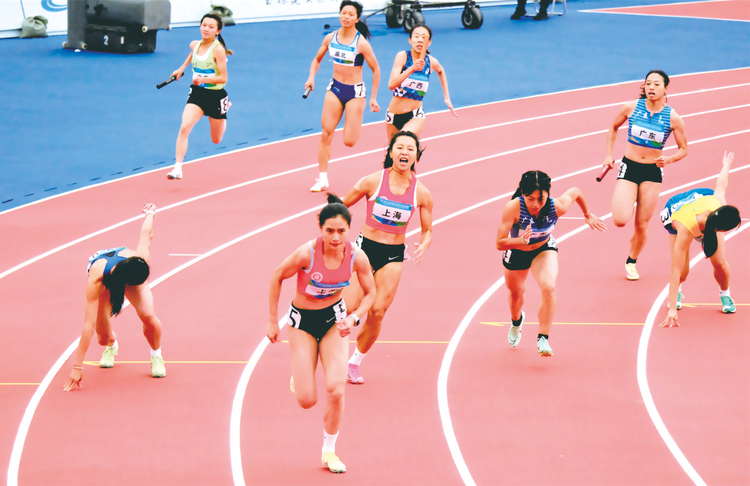 大学乙组女子4×100米接力决赛受关注 葛曼棋联手林雨薇夺冠 广西队遇强则强获铜牌