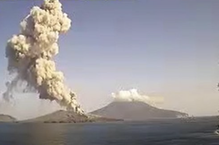 印尼喀拉喀托火山喷发 火山灰柱达600米
