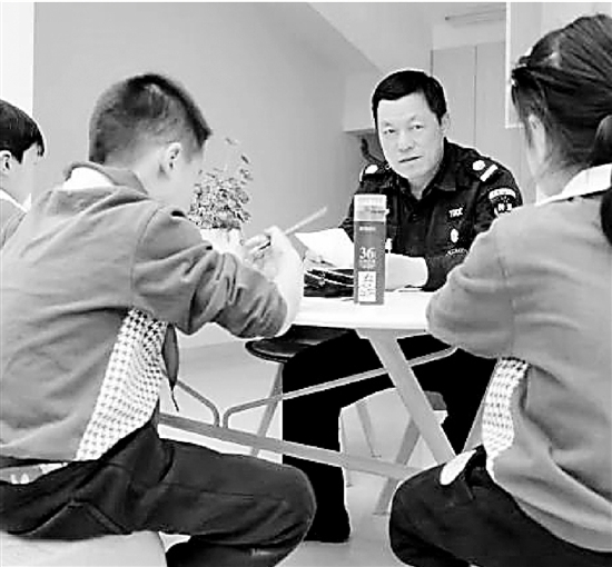 杭州这所小学书法课是保安教的：一手好字家喻户晓