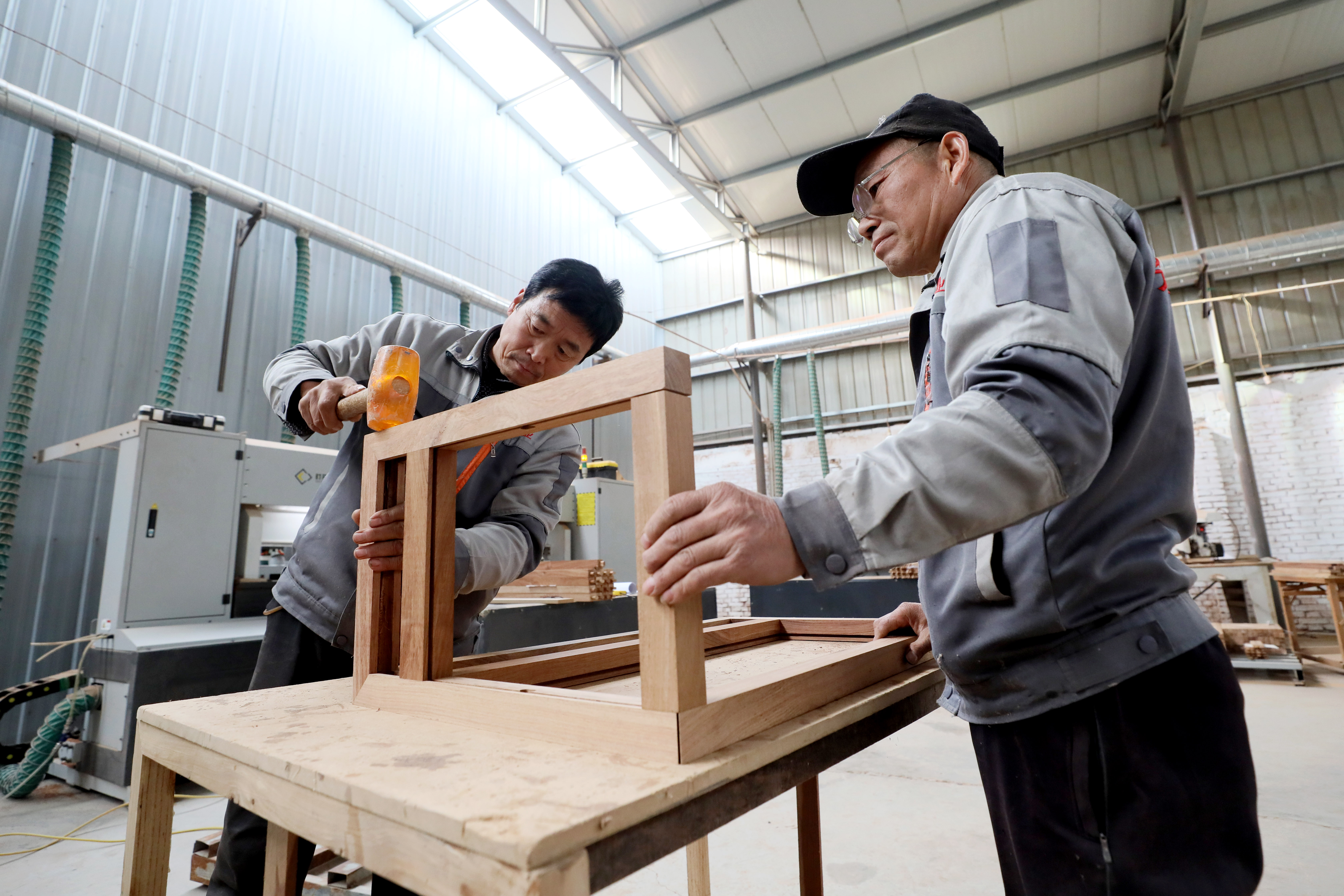 河北隆尧:红木家具带动家具产业“红红火火”_fororder_5.JPG