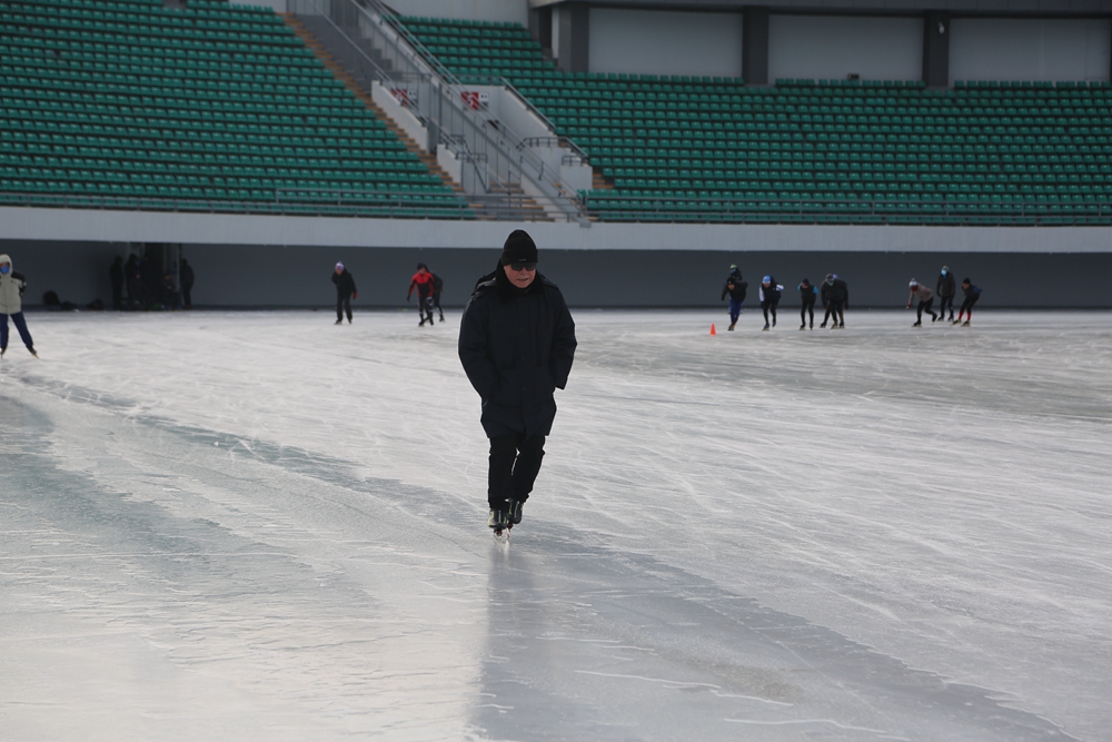 延吉全民健身中心天然草坪变身冰场 市民游客争相打卡