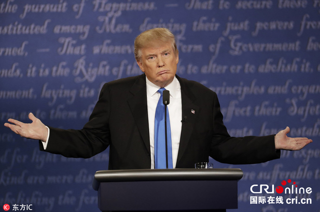 美国大选首场电视辩论 特朗普又丢来一打表情