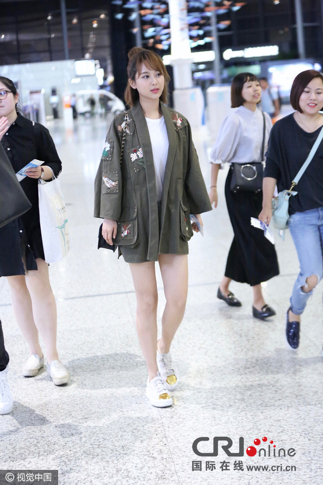 杨紫潮装现身机场 美腿又长又直自信露甜笑