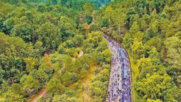 2023丹霞山马拉松赛在韶关仁化景区举行  上万人在风景中奔跑