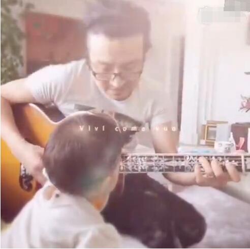 Zhang Ziyi sun daughter and Wang Feng play guitar video interaction good love (Figure)