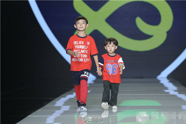 易烊千玺弟弟北京时装周走秀 帅气不怯场(图)-国际在线