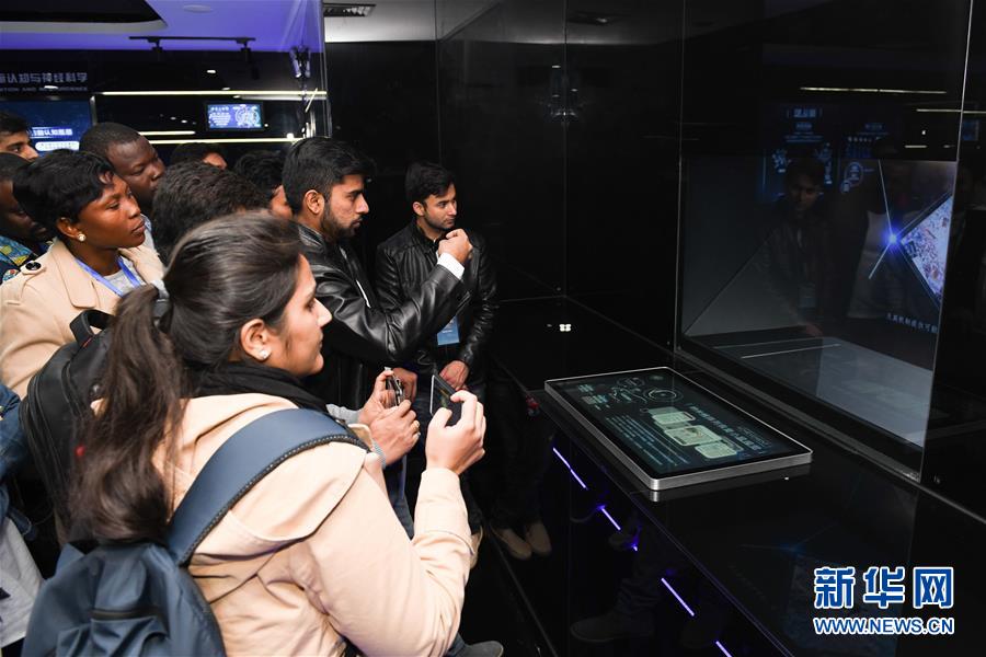 #新华网#外国留学生感受科技魅力