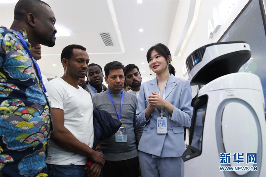 #新华网#外国留学生感受科技魅力